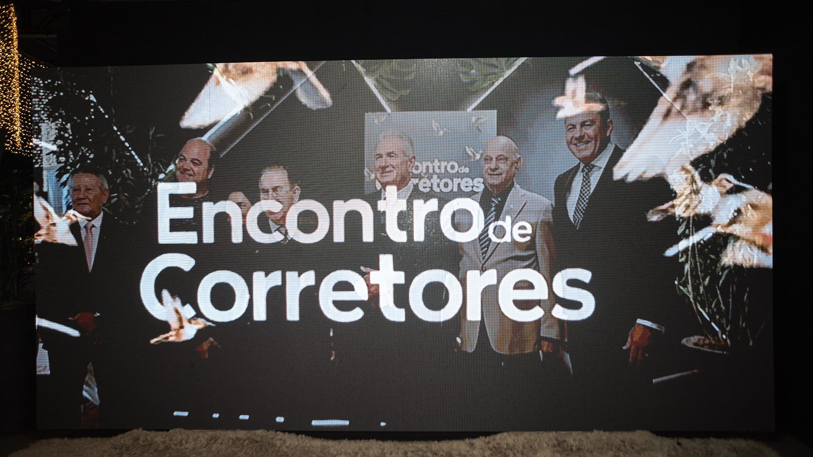 Painel de LED do Encontro de Corretores exibindo homenageados na edição anterior